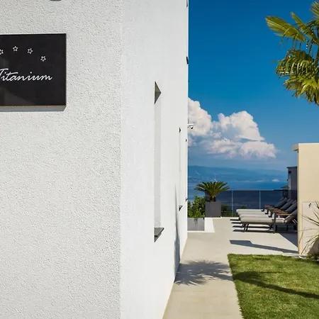 Three Elements Villas - Villa Titanium 오파티아